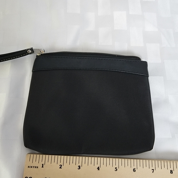 Black NWOT Two Buckle Women's Wristlet - Picture 3 of 4